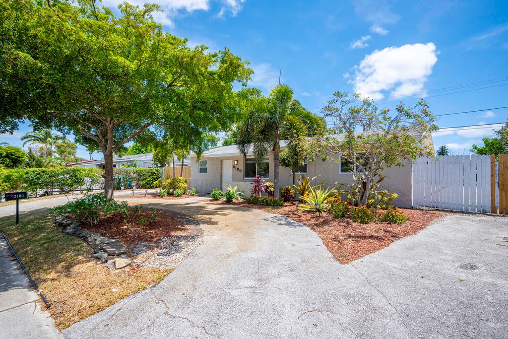 Photo of 2100 N Seacrest Boulevard, Boynton Beach, FL 33435 (MLS # B26035768)