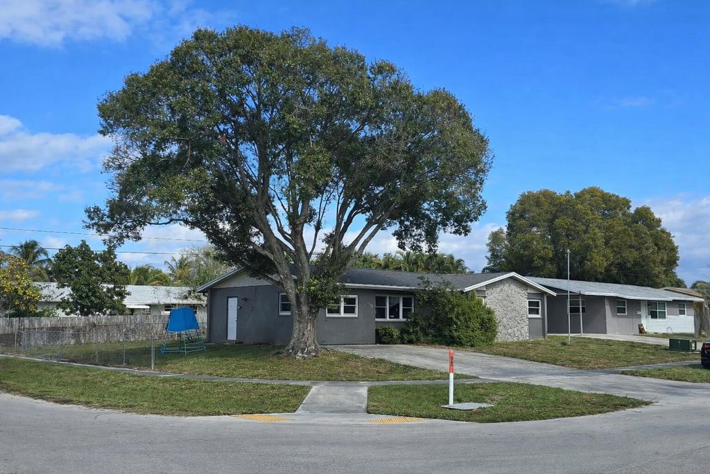 Photo of 3265 Capri Road, Palm Beach Gardens, FL 33410 (MLS # R11165197)