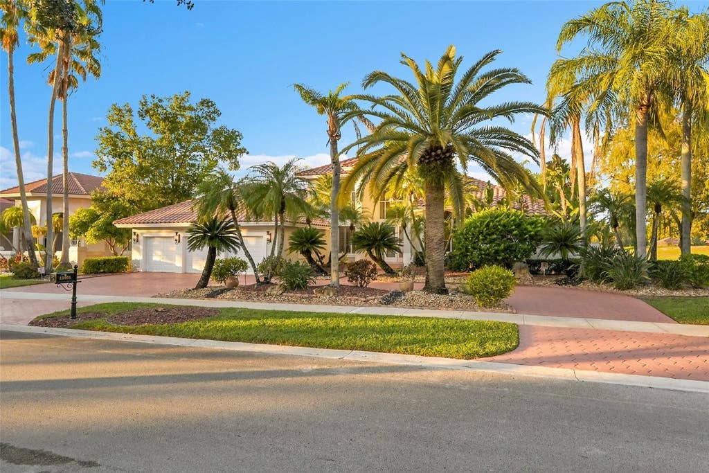 Photo of 12601 Eagle Trace Boulevard, Coral Springs, FL 33071 (MLS # F10538957)