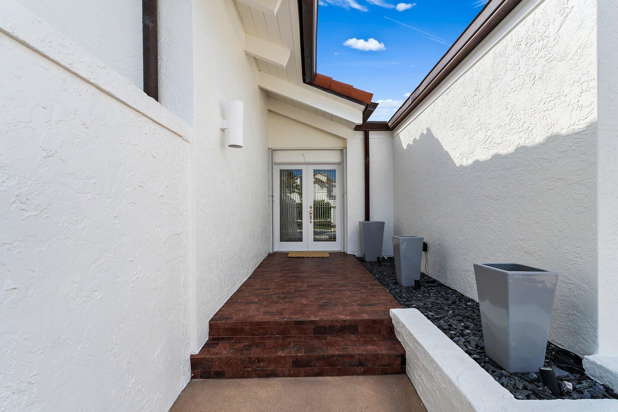 102 W Sandpiper Circle