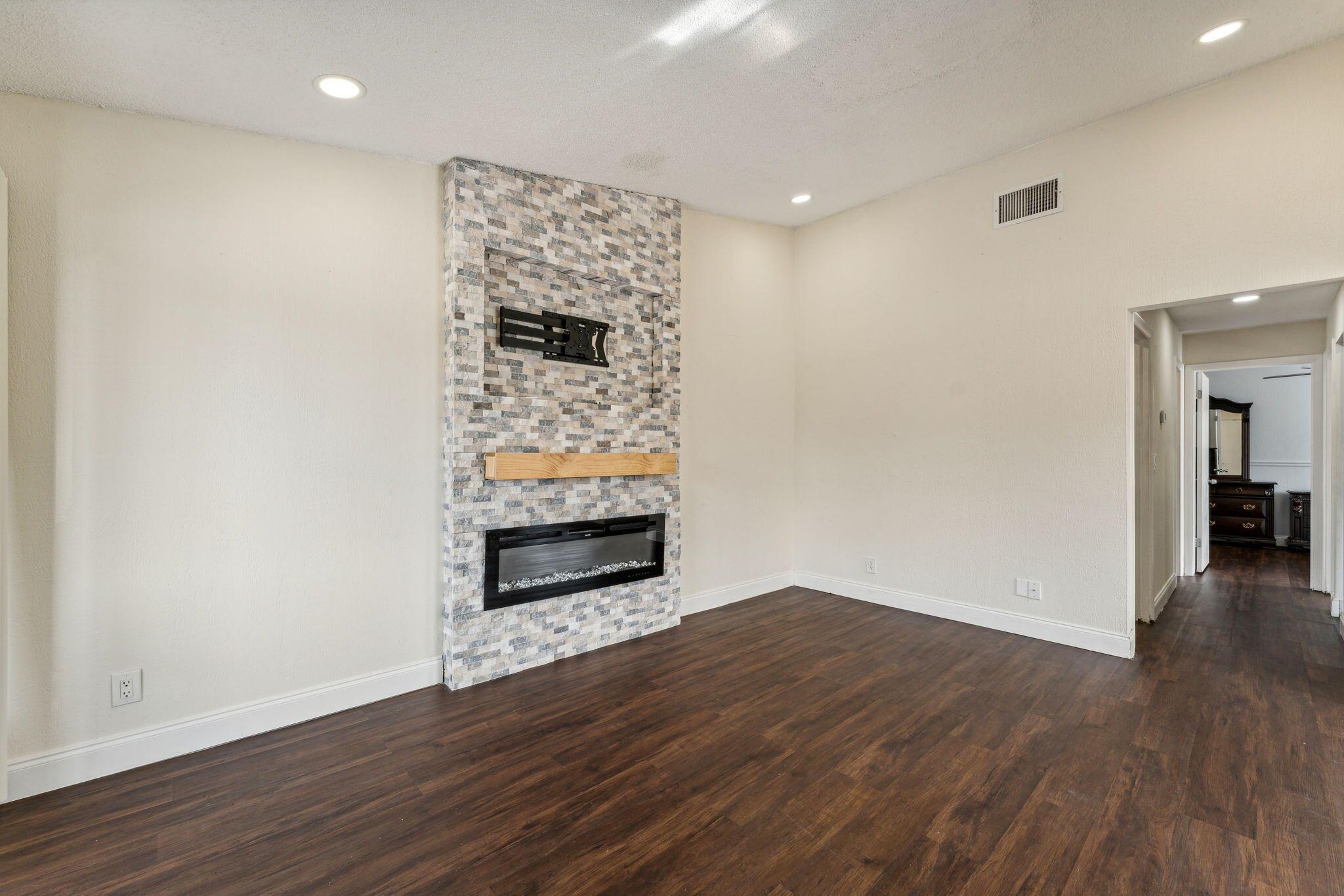 FOREST CONDO - Residential Lease