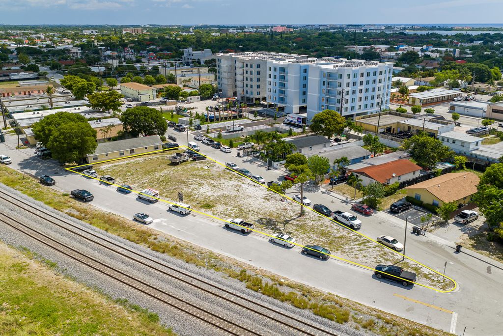 Photo of 901 S H Street, Lake Worth Beach, FL 33460 (MLS # B26043873)