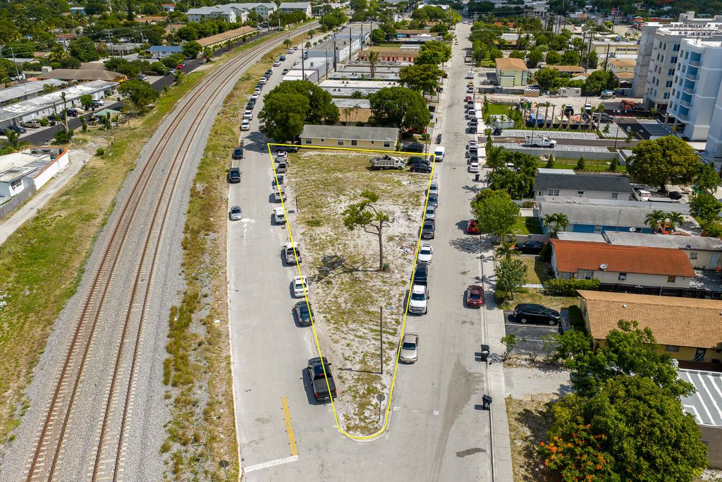 Photo of 901 S H Street, Lake Worth Beach, FL 33460 (MLS # B26043873)