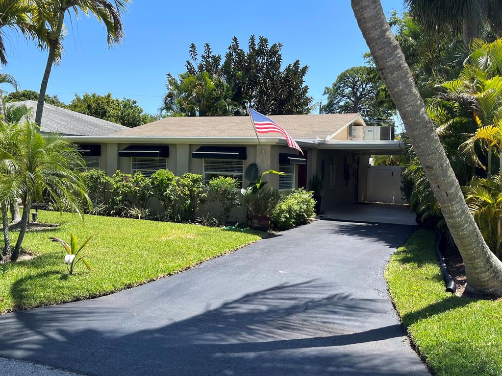 Photo of 310 2nd Street St, Jupiter, FL 33458 (MLS # R10794776)
