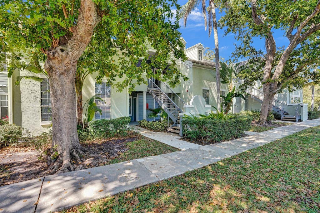 Photo of 1050 CRYSTAL Way #N, Delray Beach, FL 33444 (MLS # B26060177)
