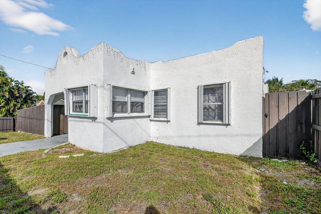 Photo of 1011 W Lakewood Road, West Palm Beach, FL 33405 (MLS # R11158262)