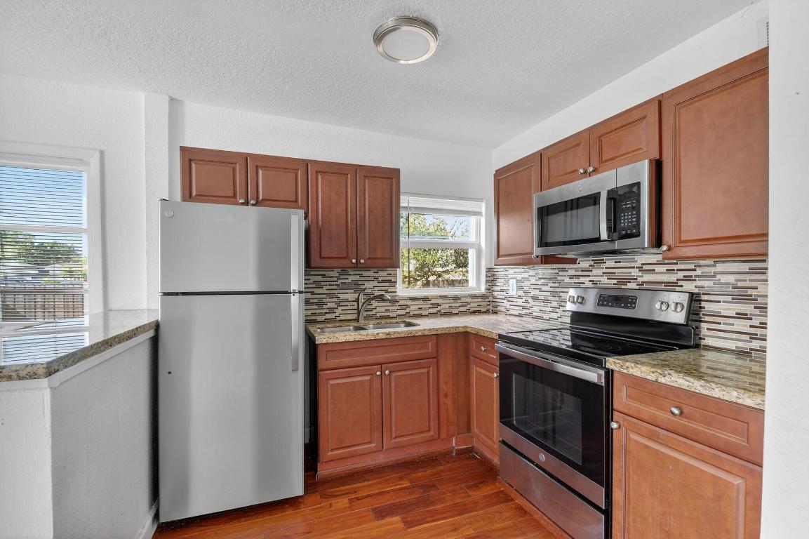 1011 W Lakewood Road