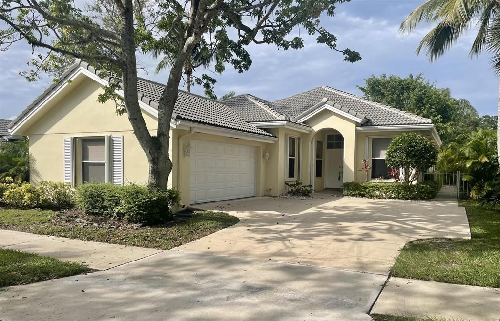 Photo of 136 E Hampton Way, Jupiter, FL 33458 (MLS # R10875402)