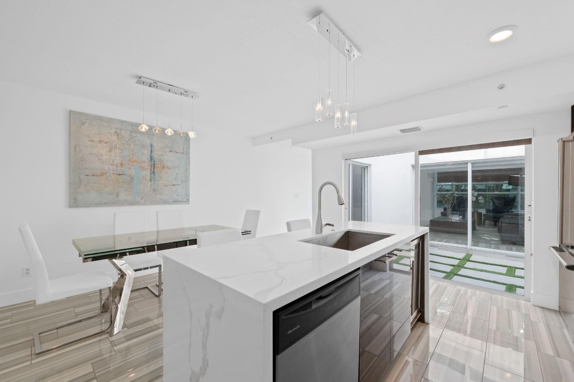 LA TERRACE AT VICTORIA P - Residential