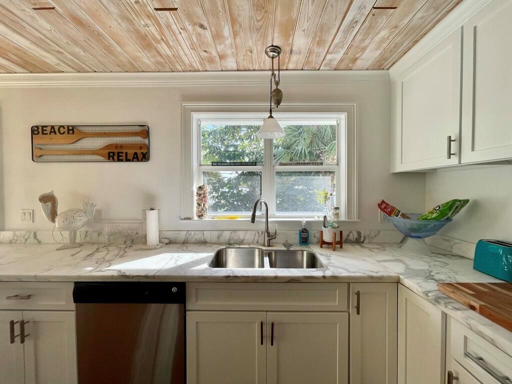 BEACH HOUSE COTTAGES - Residential Lease