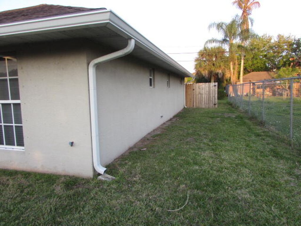 Photo of 1570 6th Avenue, Vero Beach, FL 32960 (MLS # B26006548)