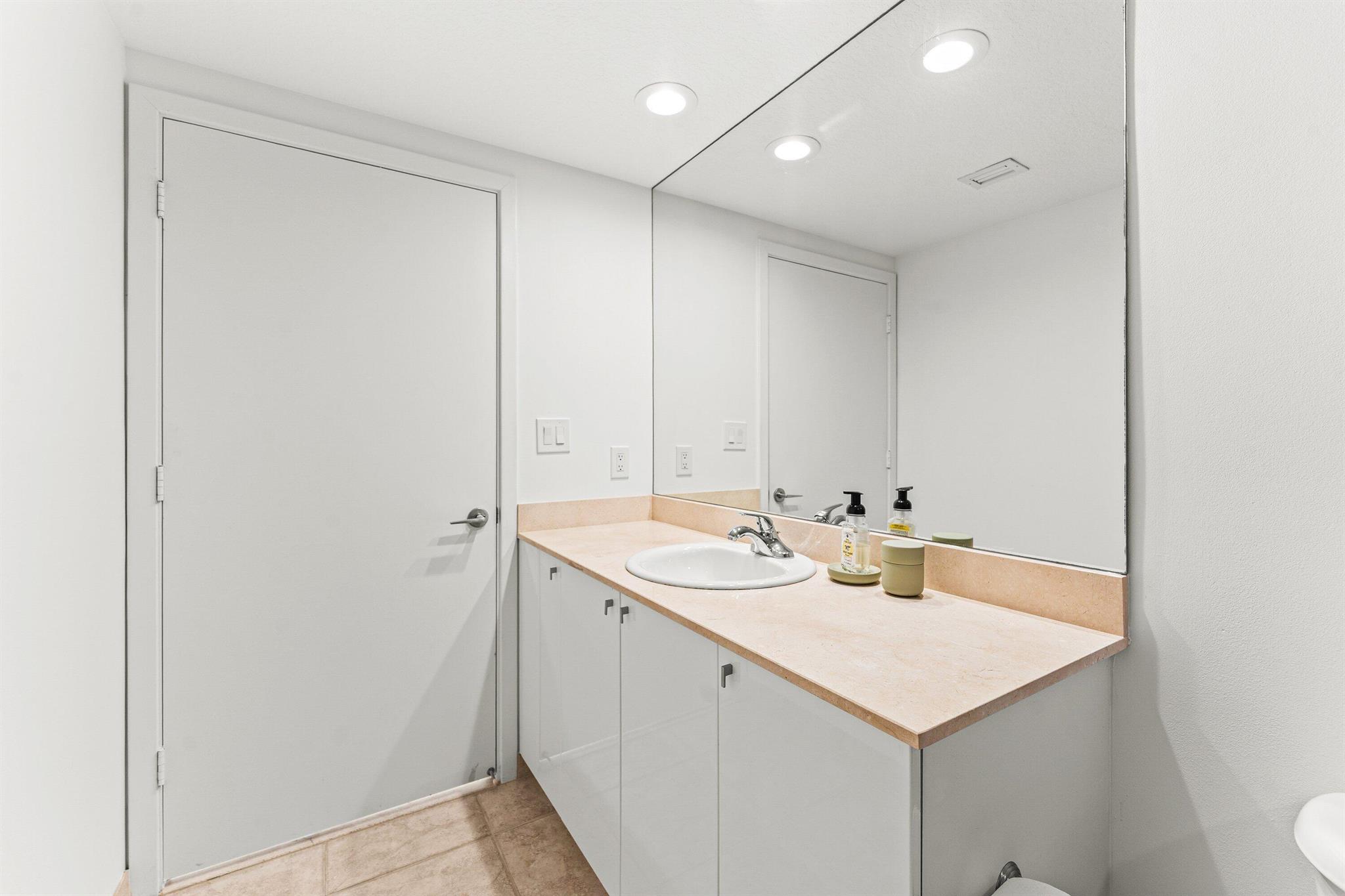 SLADE CONDOMINIUM - Residential Lease