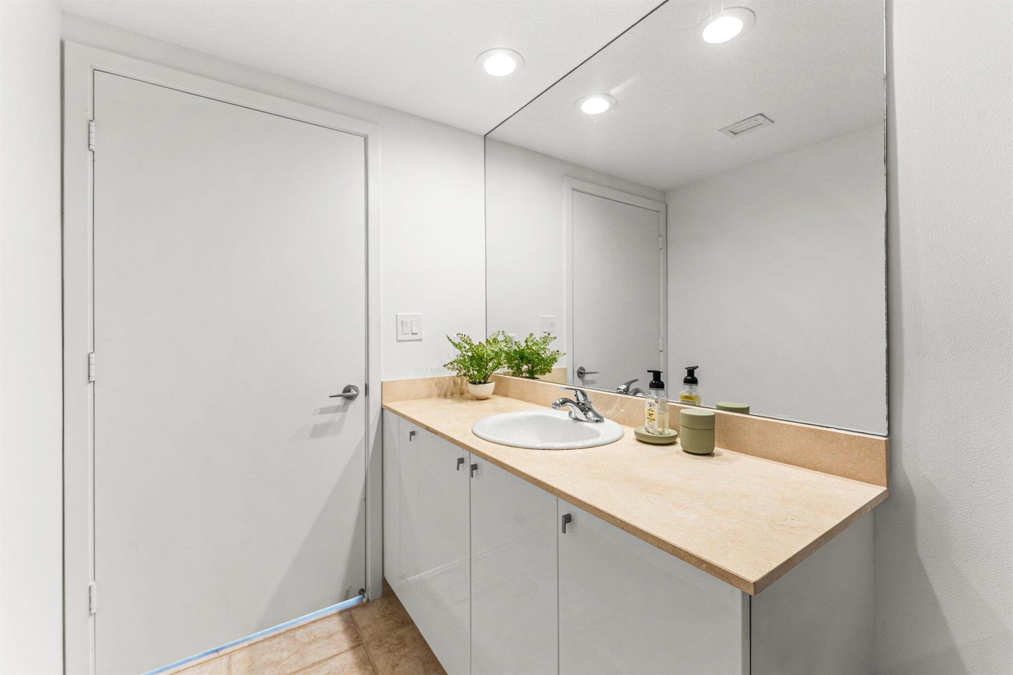 SLADE CONDOMINIUM - Residential Lease