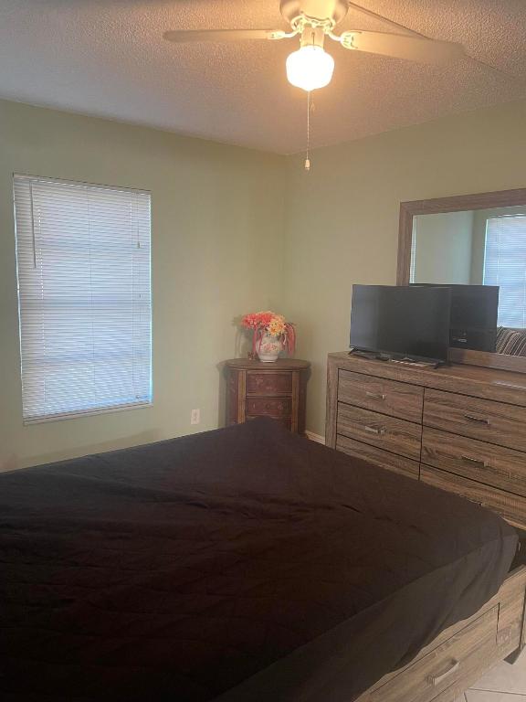 EVERGREEN I OF VILLS OF ORIOLE CONDO - Residential Lease