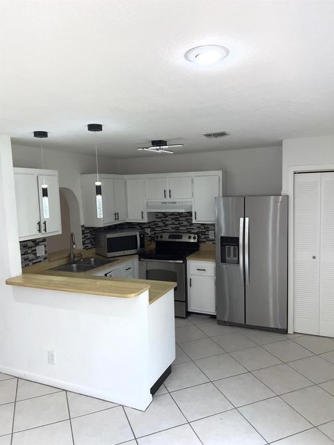 Single Family Residence in North Lauderdale FL 1453 Sussex Dr Dr 5.jpg