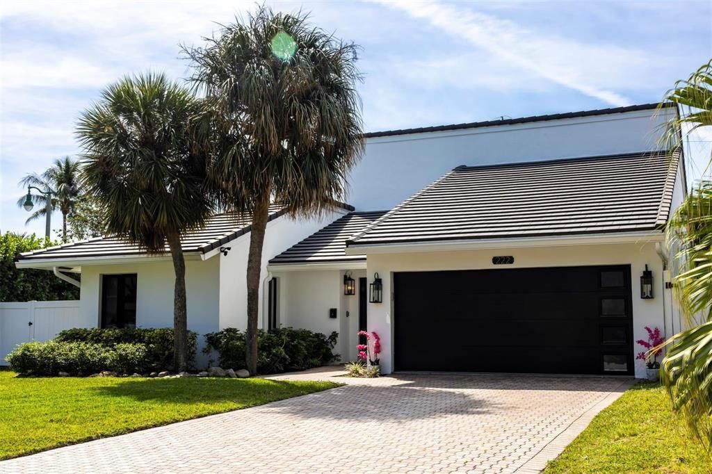 Photo of 222 N Tradewinds Avenue, Fort Lauderdale, FL 33308 (MLS # B26007837)