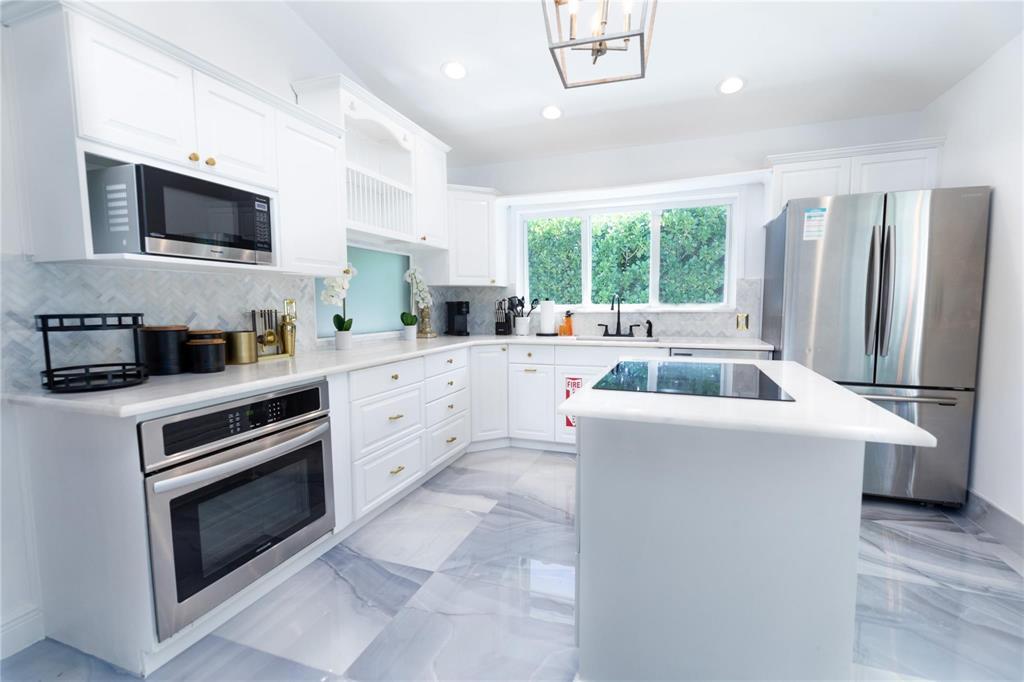 222 N Tradewinds Avenue