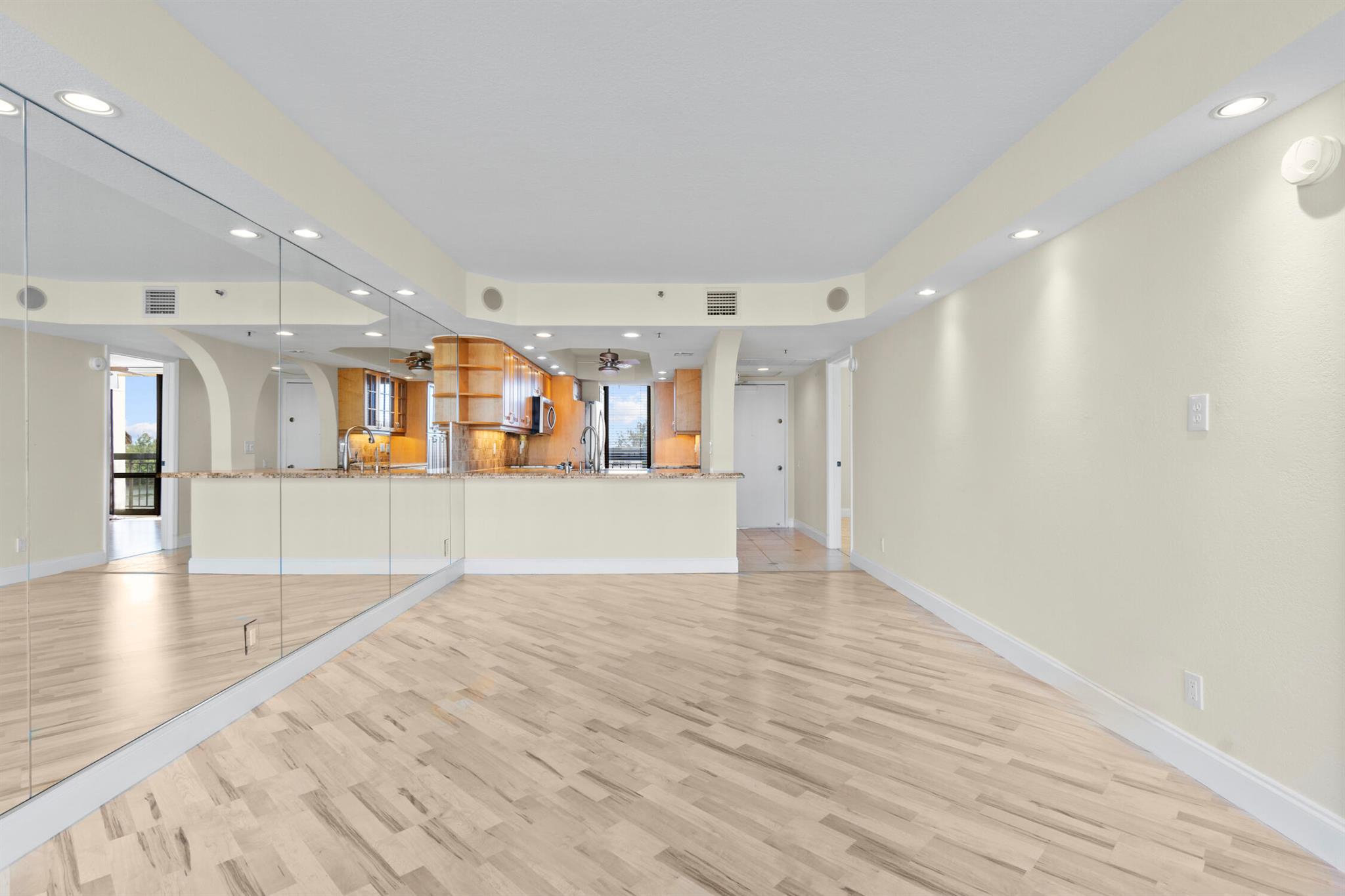 YACHT & RACQUET CLUB OF B - Residential