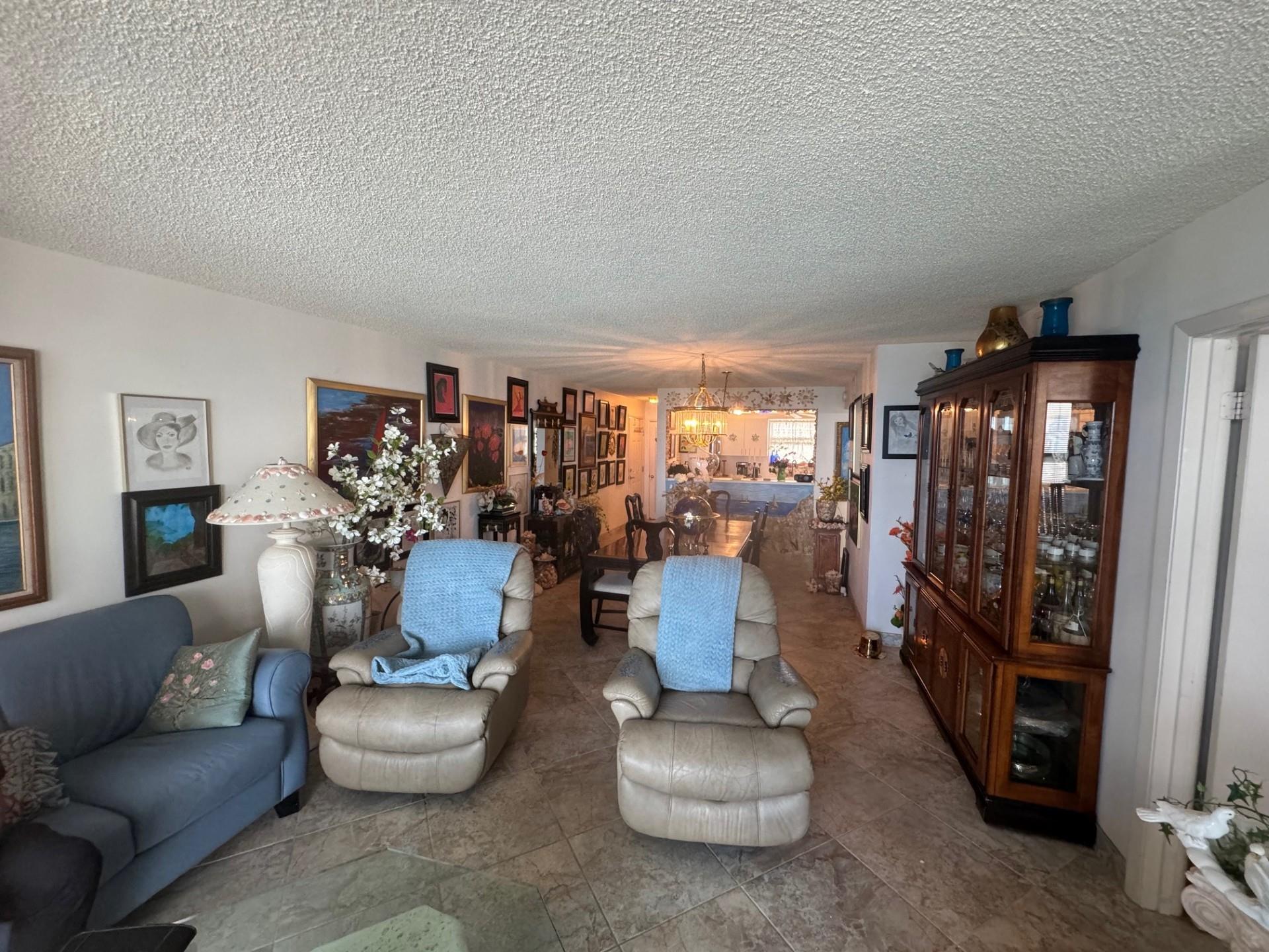 1051 Hillsboro Mile 907E