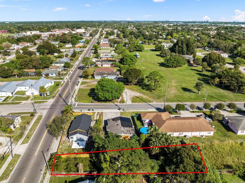 Photo of 520 N 17th Street, Fort Pierce, FL 34946 (MLS # R10938908)