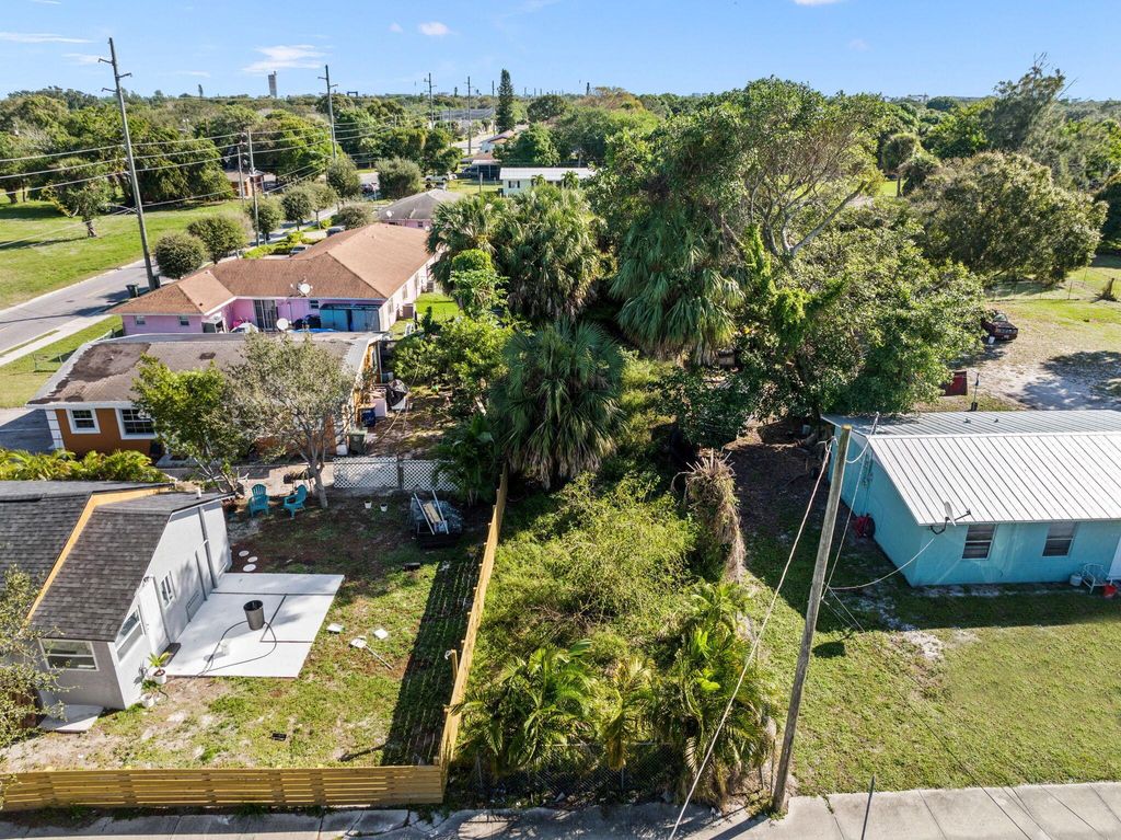 Photo of 520 N 17th Street, Fort Pierce, FL 34946 (MLS # R10938908)