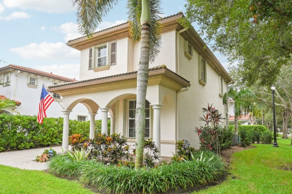 654 CASTLE DR, PALM BEACH GARDENS, FL 33410 - Image 7b4e5b0fa862a8306ea19658d1e065df/1704814626