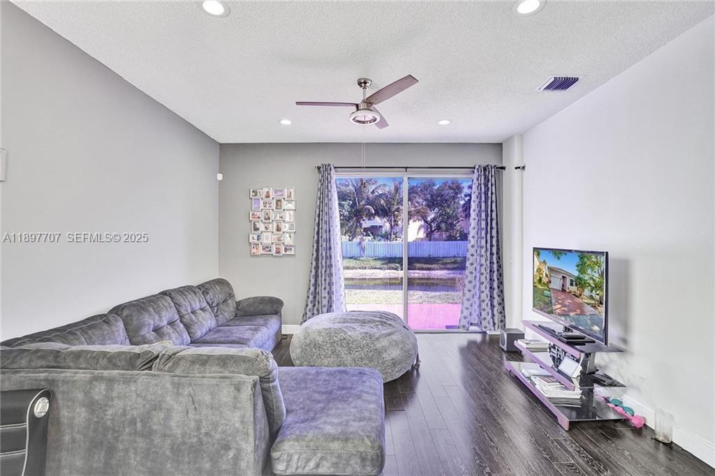 LYONS WEST - Residential