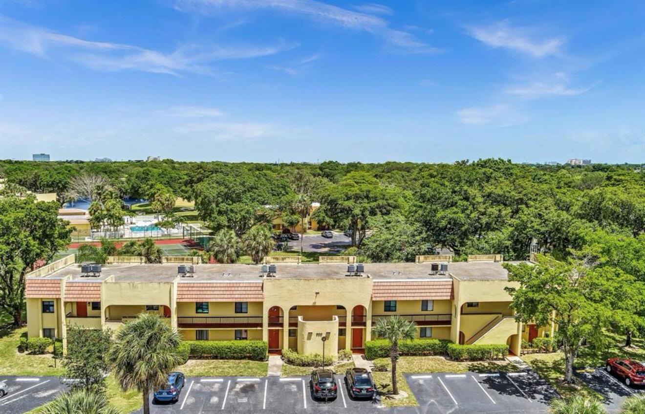 906 SW 9th Street Circle 204, Boca Raton, FL, 33486/$280,000 3 906 SW 9th Street Circle 204