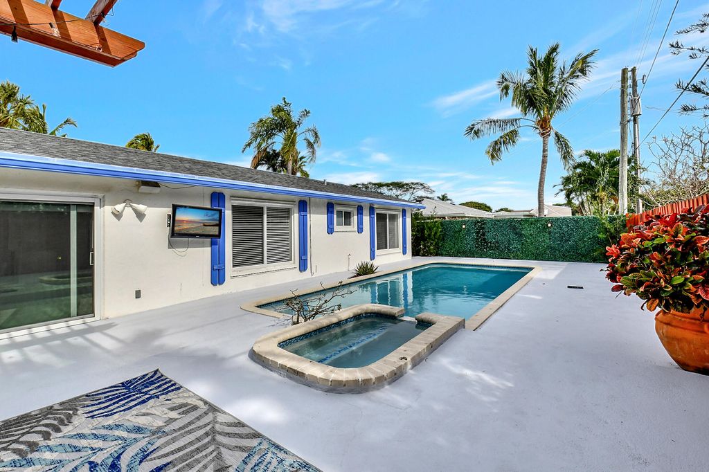 Photo of 802 Mallard Drive, Delray Beach, FL 33444 (MLS # R10948780)