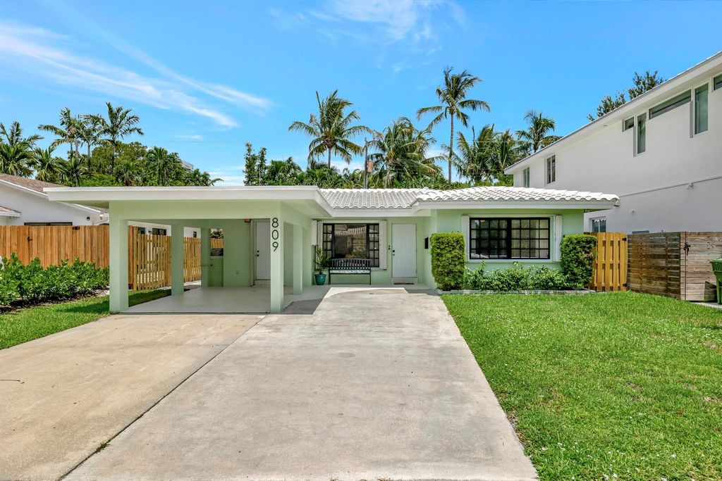 Photo of 809 SE 9th Street, Fort Lauderdale, FL 33316 (MLS # R10901842)