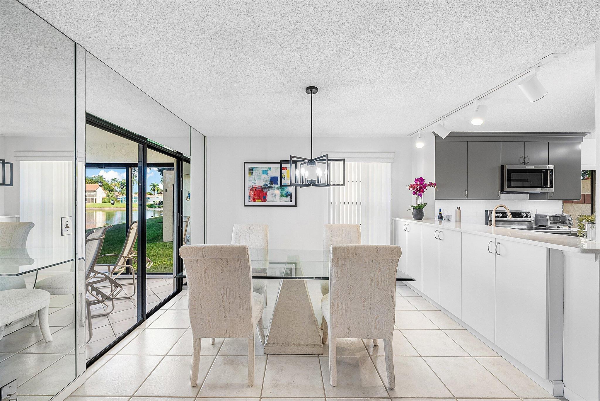 10423 S Circle Lake Drive 102, Boynton Beach, FL, 33437/$310,000 4 10423 S Circle Lake Drive 102