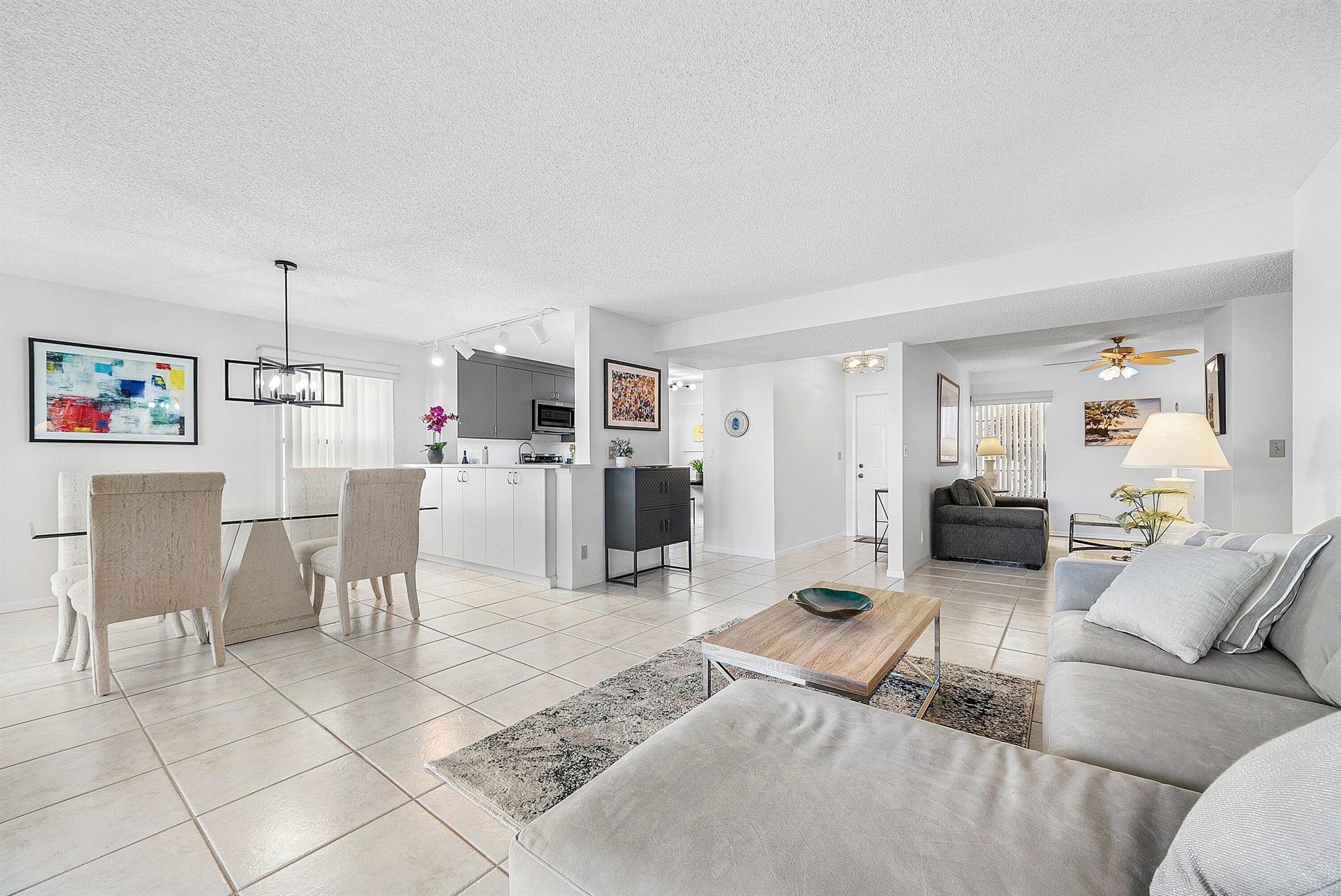 10423 S Circle Lake Drive 102, Boynton Beach, FL, 33437/$310,000 3 10423 S Circle Lake Drive 102