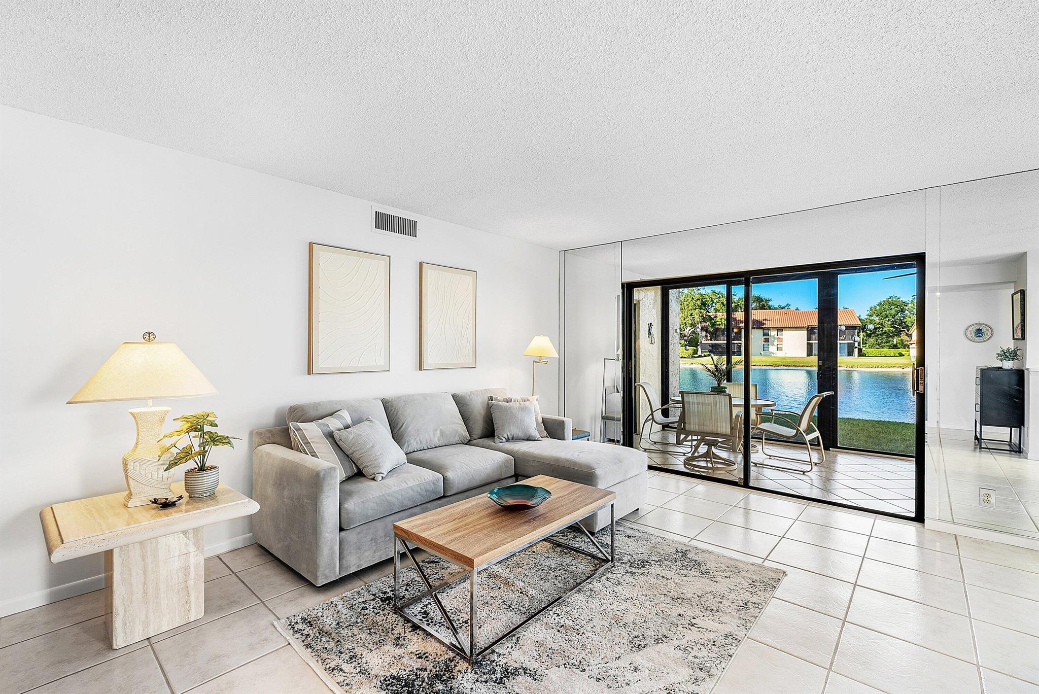 10423 S Circle Lake Drive 102, Boynton Beach, FL, 33437/$310,000 2 10423 S Circle Lake Drive 102