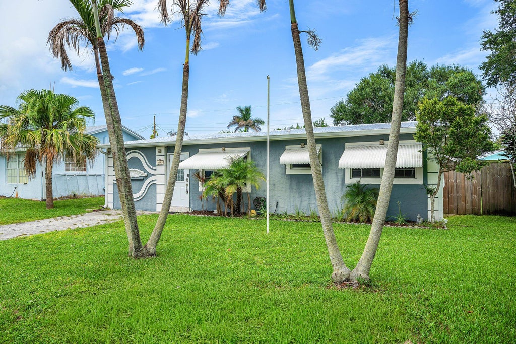 Photo of 5709 SE Indigo Avenue, Stuart, FL 34997 (MLS # B26060678)