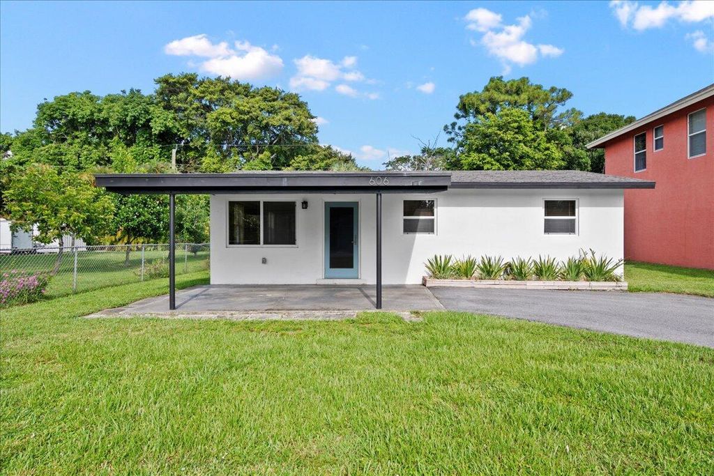 Photo of 606 Pinegrove Avenue, Jupiter, FL 33458 (MLS # R10905526)