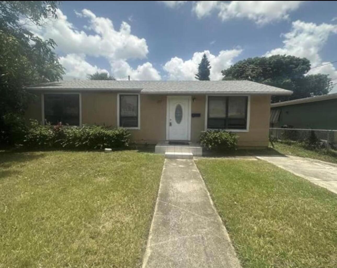 Affordable living in this well-maintained single-family property. Conveniently located near schools, I-95, and Tanger outlets.