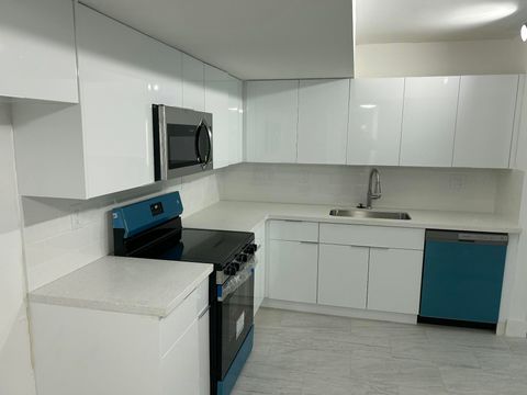 Tiny photo for 701 N Pine Island Road #304, Plantation, FL 33324 (MLS # B26018594)