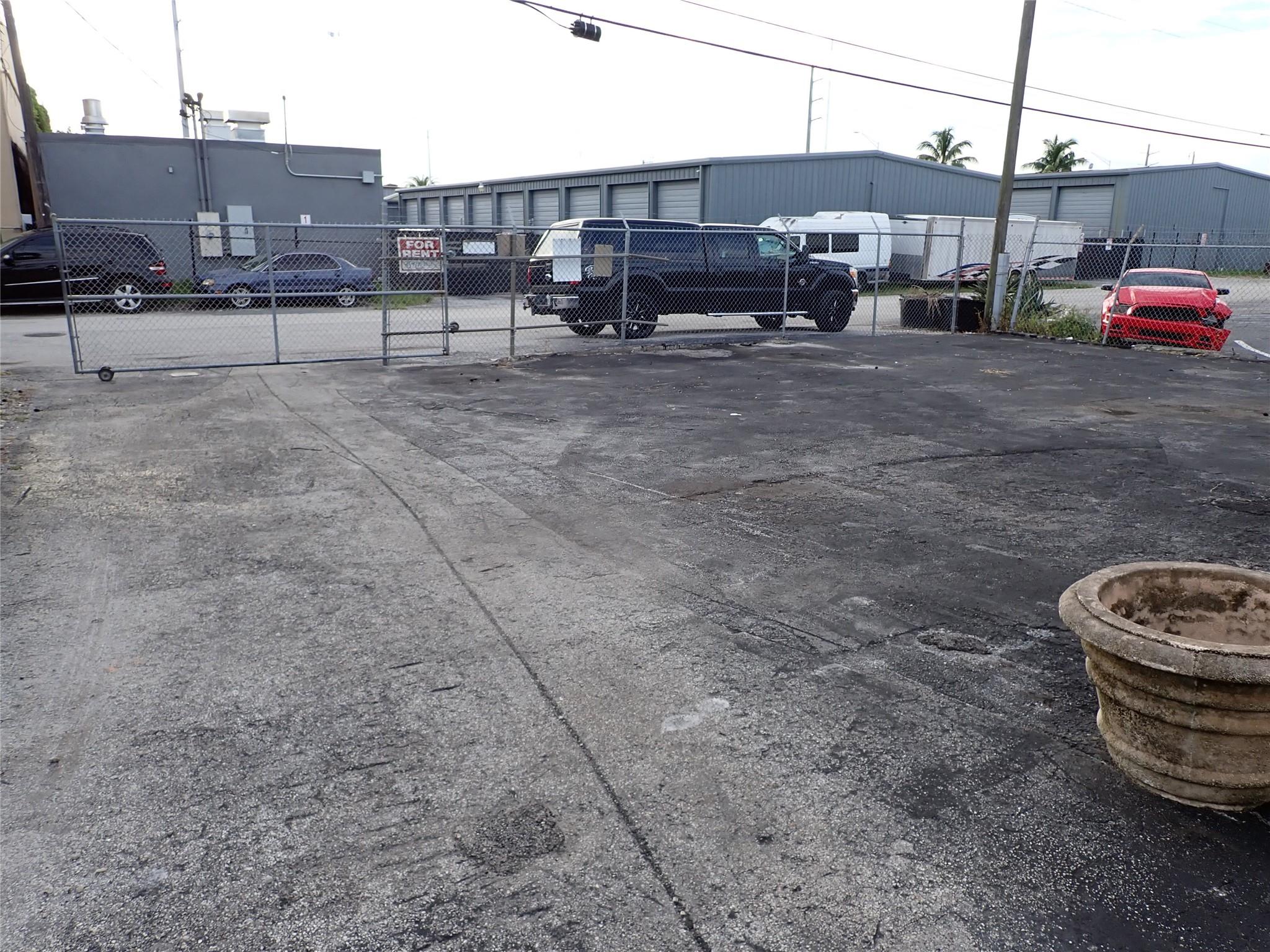 FENCED IN YARD FOR CAR/BOAT/RV STORAGE. NO OFFICE JUST YARD FOR STORAGE. LOT CAN HOLD UP TO 30 CARS.