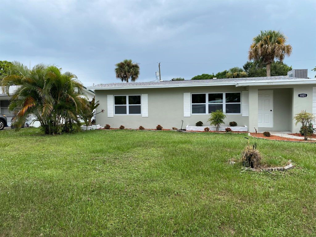 Photo of 1021 Gatewood Avenue, Fort Pierce, FL 34982 (MLS # R11118353)
