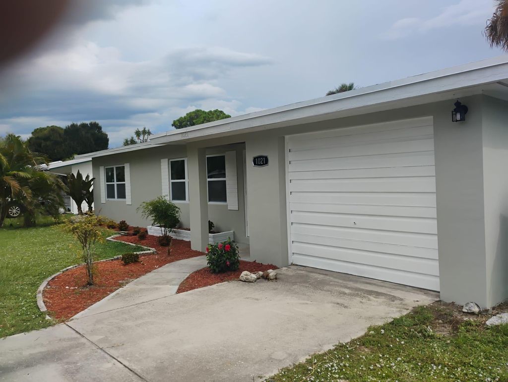 Photo of 1021 Gatewood Avenue, Fort Pierce, FL 34982 (MLS # R11118353)