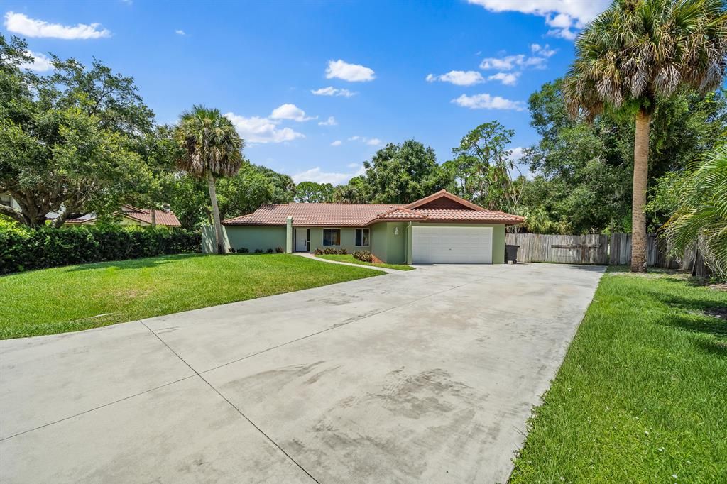 Photo of 910 Elyse Circle, Port Saint Lucie, FL 34952 (MLS # R10744021)