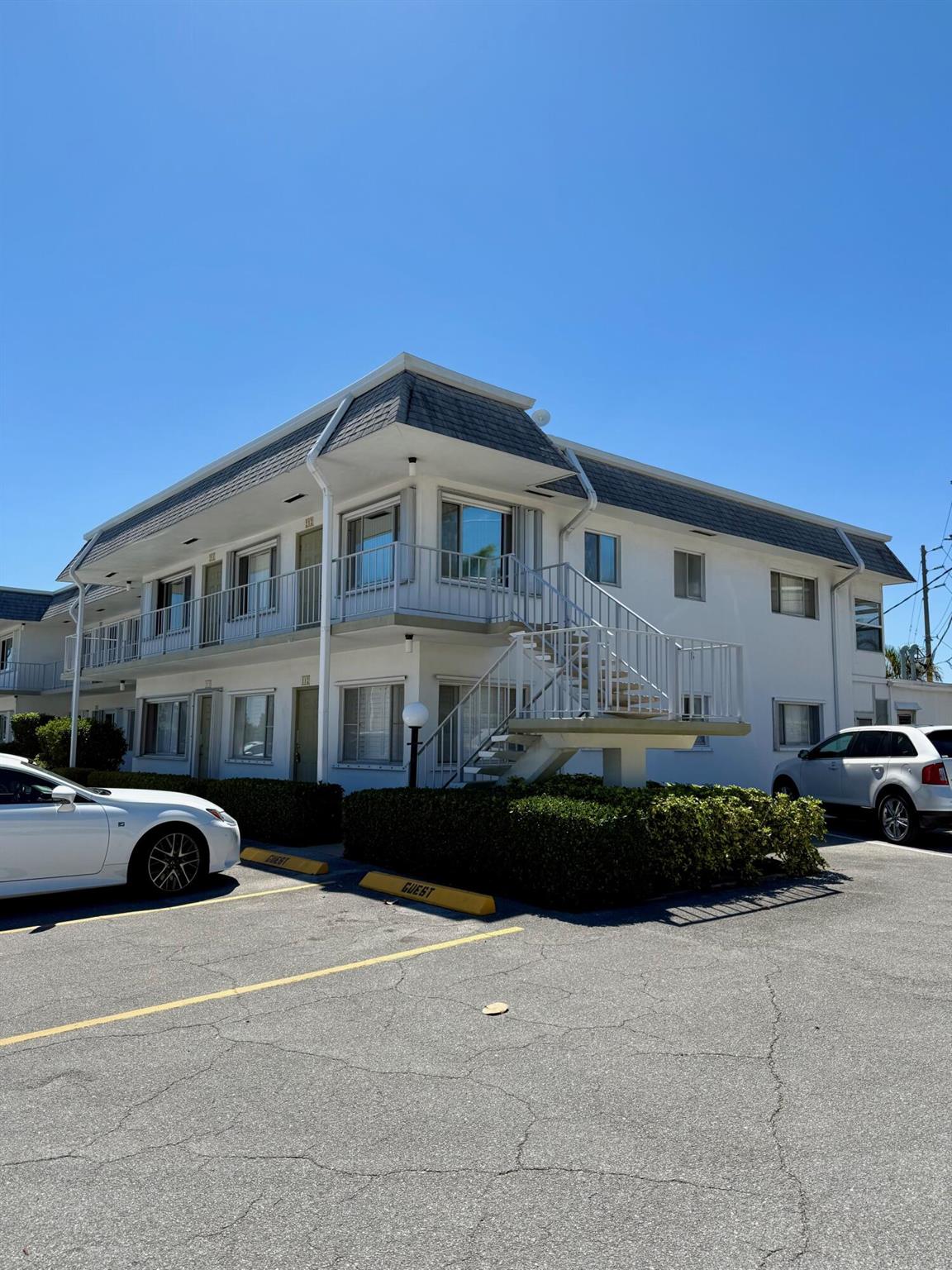 DON'T MISS THISHIDDEN TREASURE! ACTIVE 55+ COMMUNITY IN. DESIRABLE MURRY HILLS. THIS 2-BEDROOOM CORNER UNIT IS WELL-MAINTAINED, BRAND-NEW WALK-IN SHOWER, AND IDEALLY JUST STEPS AWAY FROM BEAUTIFUL LAKE OSBORNE, WITH WALKING TRAILS AND WATER ACTIVITIES PRACTICALLY AT YOUR DOORSTEP! GREAT LOCATION WITH EASY SHOPPING, DINING, BEAUTIFUL ATLANTIC OCEAN BEACHES, DRIVING RANGE, GOLFING, LIVE THEATRE, ART GALLERIES, JFK MEDICAL COMPLEX, AND MUCH MORE. THE MURRY HILLS COMMUNITY ALSO OFFERS ON-SITE ACTIVITES AS WELL, WITH A WELL-MAINTAINED RECREATION COMPLEX JUST FOOTSTEPS AWAY FROM THIS UNIT. PRICED TO SELL. AND DON'T FORGET: THE BEAUTIFUL FLORIDA BEACHES ARE ONLY 3 MILES AWAY!!!