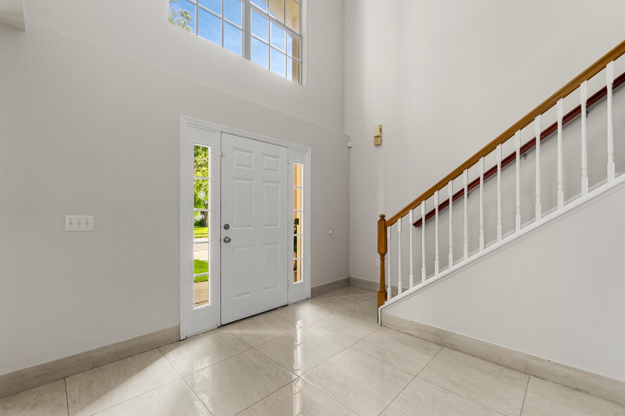 6057 Ridgelake Cir Circle