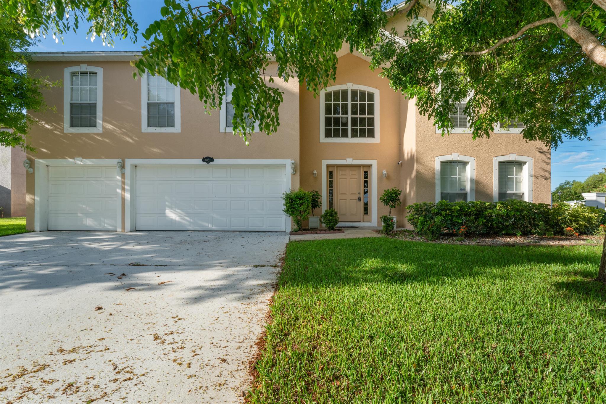 6057 Ridgelake Cir Circle