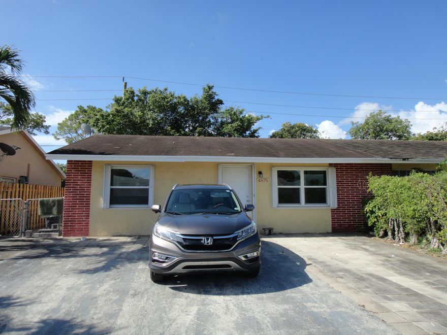 BEAUTIFUL VILLA, 2 BEDROOMS, 1 BATH, BIG BACKYARD, CBS, HURRICANE SHUTTERS, VERY LOW HOA FEE