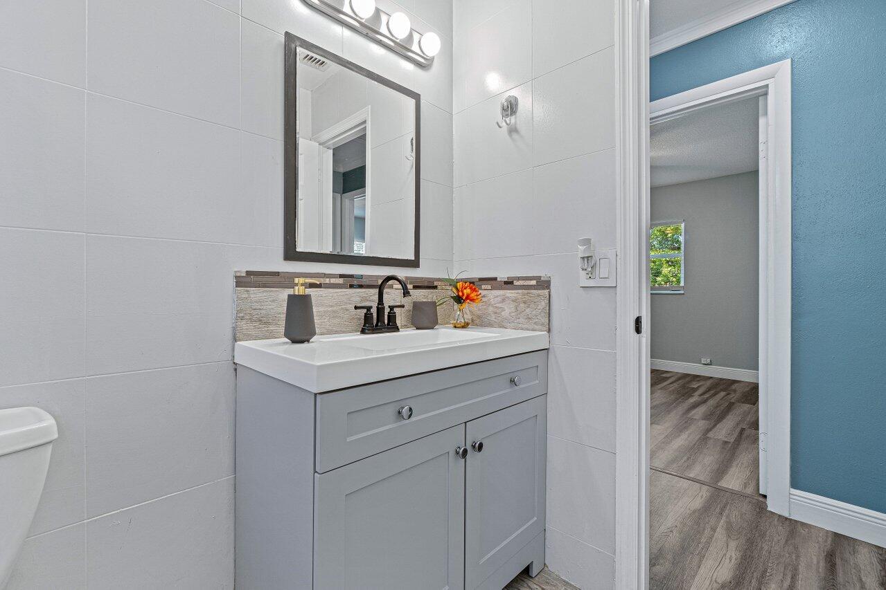 COMMONWEALTH MANOR - Residential Lease