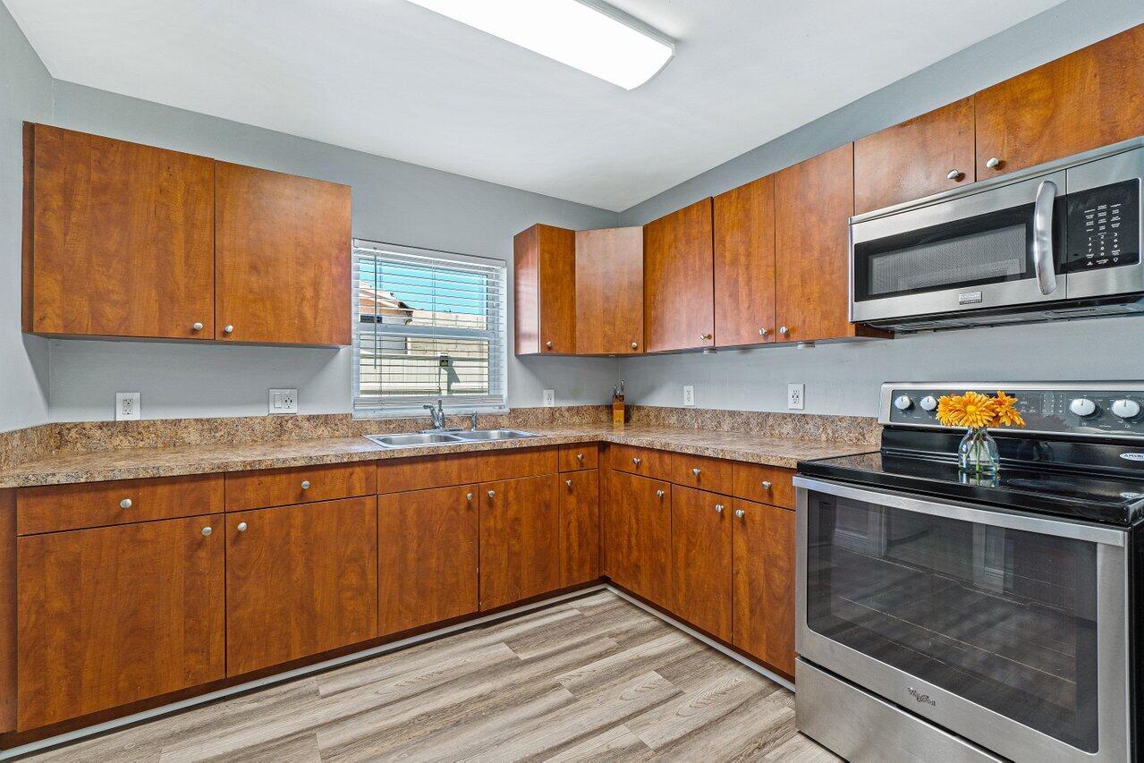 COMMONWEALTH MANOR - Residential Lease