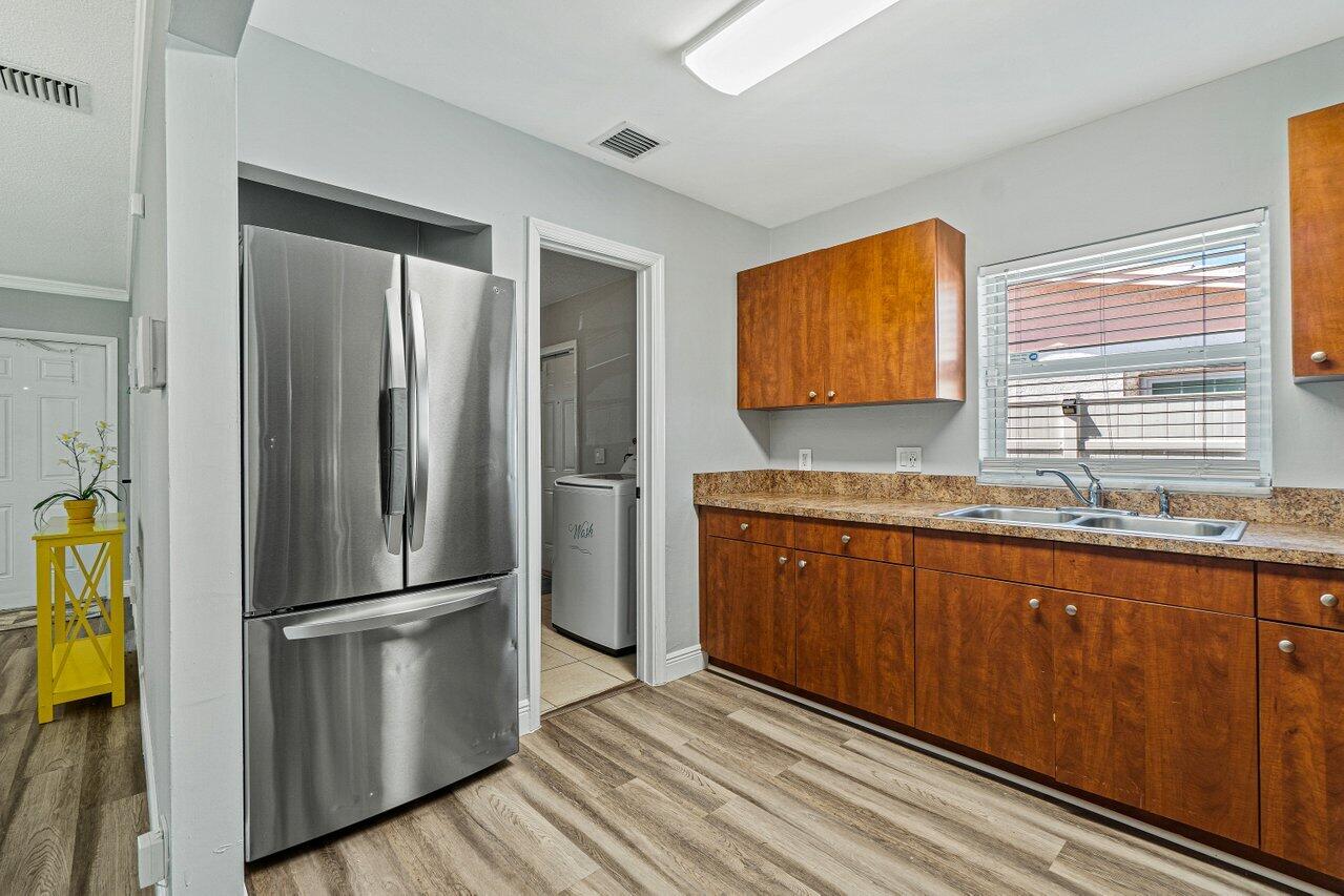 COMMONWEALTH MANOR - Residential Lease