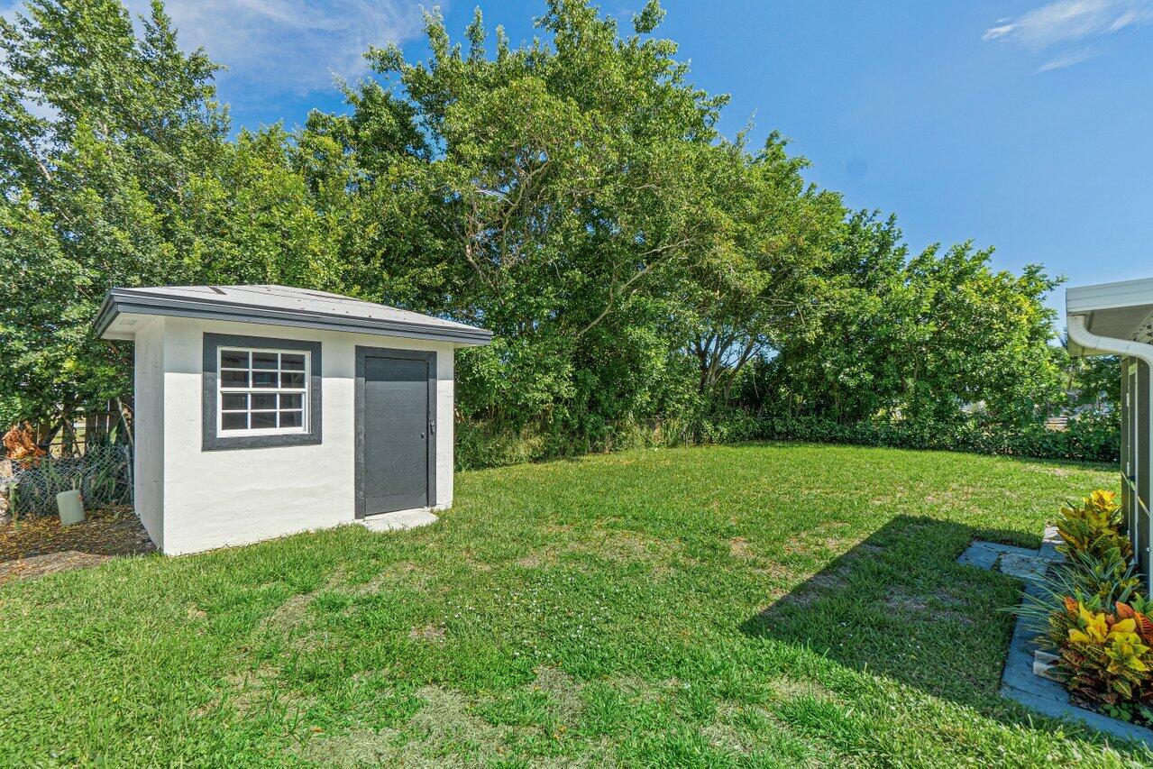 COMMONWEALTH MANOR - Residential Lease