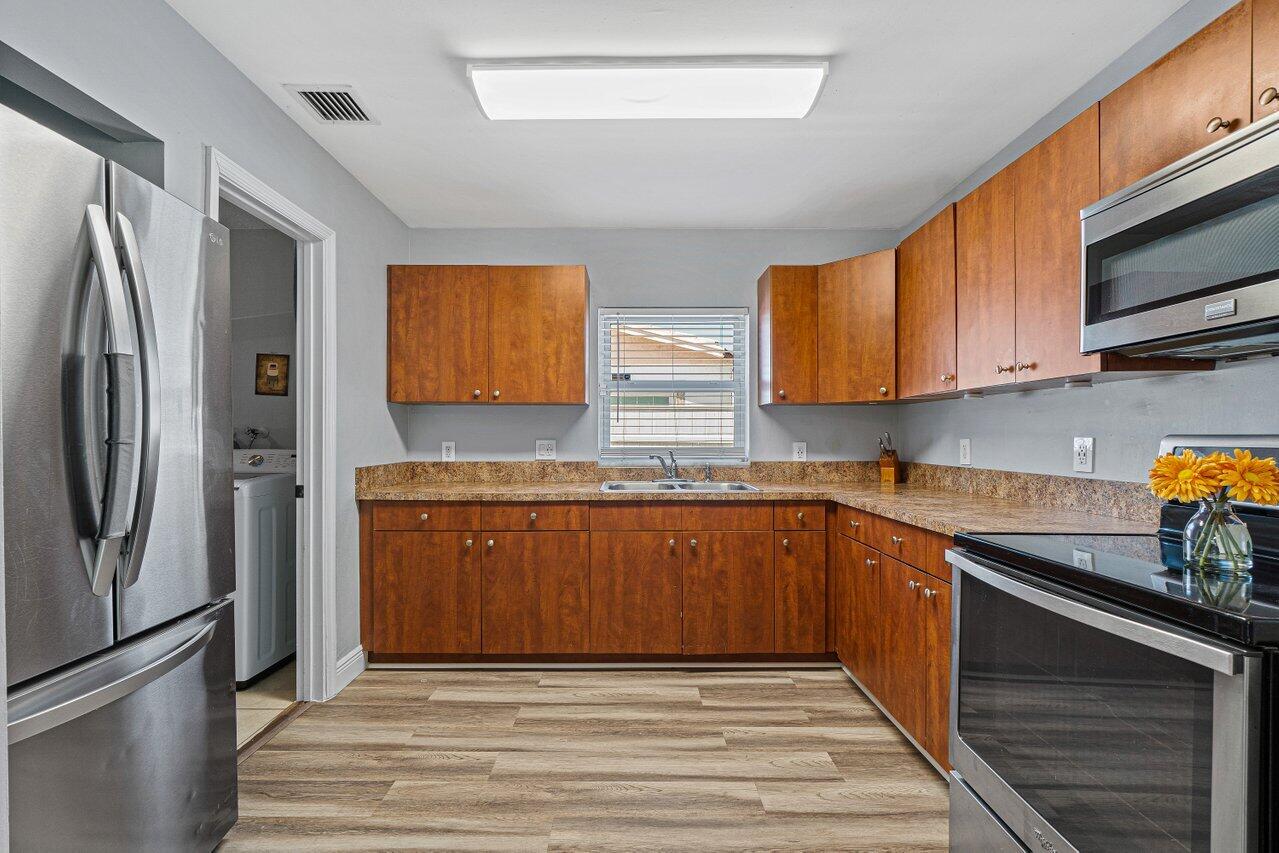 COMMONWEALTH MANOR - Residential Lease